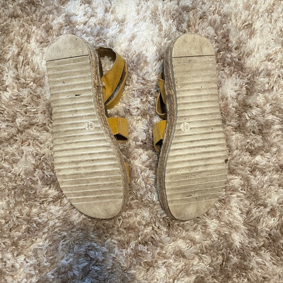 Universal Thread platforms size 8.5 - Picture 2 of 3